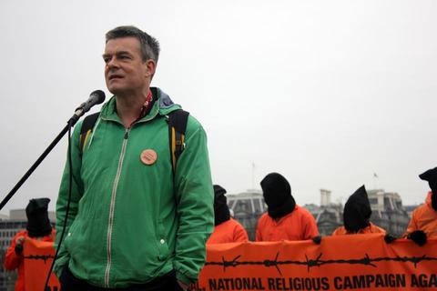 Andy Worthington outside the White House calling for the closure of Guantánamo on January 11, 2013 (Photo: Palina Prasasouk).