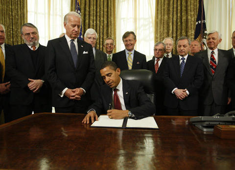 John Hutson and Donald J. Guter, former Judge Advocates General of the U.S. Navy, were two of the many retired military leaders who stood behind President Obama as he signed the executive order promising to close Guantánamo on January 22, 2009.